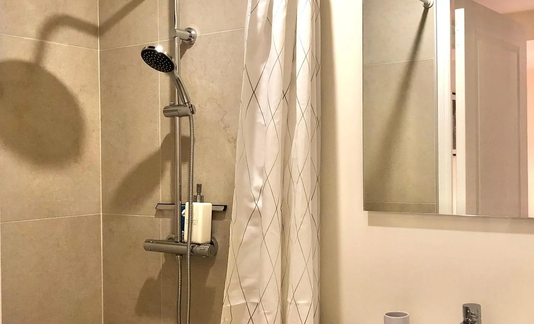 The Hope, Suite Privee Au Sein D'Une Maison Avec Piscine Aix-en-Provence 0*,